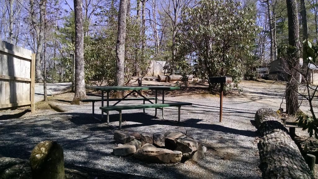 Linville Falls Campground, Rv Park, And Cabins Eksteriør billede
