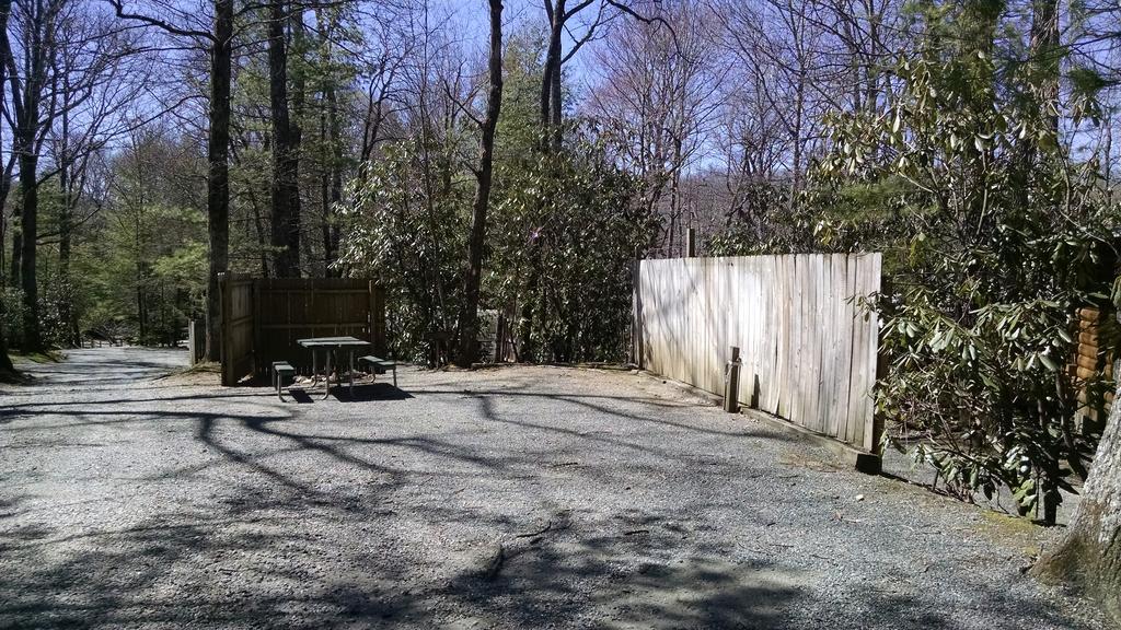 Linville Falls Campground, Rv Park, And Cabins Eksteriør billede