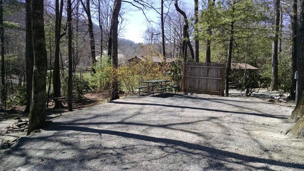 Linville Falls Campground, Rv Park, And Cabins Eksteriør billede