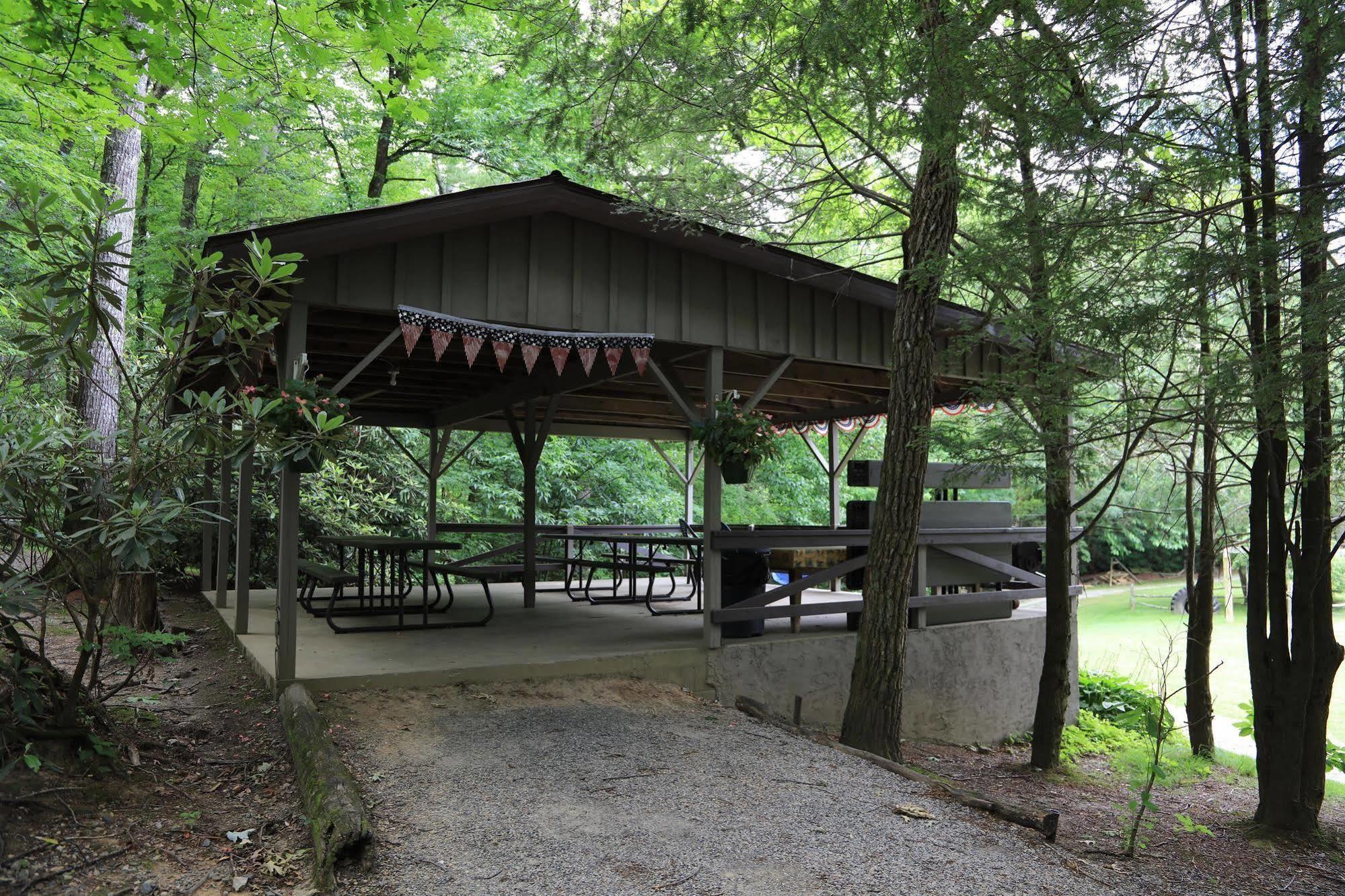 Linville Falls Campground, Rv Park, And Cabins Eksteriør billede